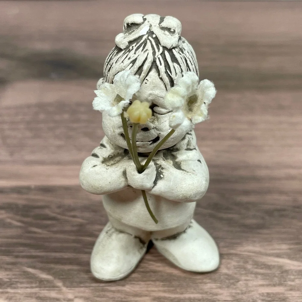 Tompin 1972 Vintage Unglazed Porcelain Figurines Boy Girl Flowers‎ Collectible